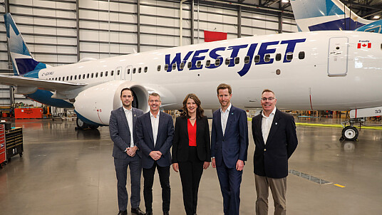 Dans l’ordre habituel : Matt Jones, ministre de l’Emploi, de l’Économie et du Commerce, Chris Burley, président du conseil d’administration du Groupe WestJet, l’honorable Danielle Smith, première ministre de l’Alberta, Alexis von Hoensbroech, chef de la direction du Groupe WestJet, Scott Wilson, vice-président, Opérations, WestJet.