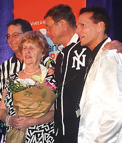 Moment touchant en août 2015 lorsque Luc Laflamme (veston blanc) , a rendu un attendrissant hommage à sa mère, Jacqueline Savard, 80 ans, fondatrice il y a 30 ans de l'agence Voyages Vasco Spatial qui se méritait cette année la plaque Loyauté 15 ans du Groupe Atrium. (archives JMV)