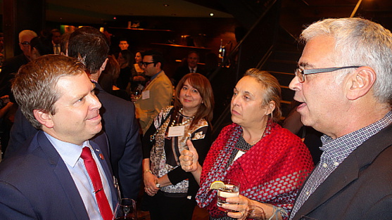 François Choquette d'Air Canada en conversation avec Joanne Tétreault de Skylink et Jean Collette de Club Voyages Dumoulin