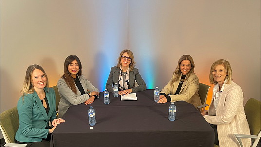 Jacqui MacGillivray, directrice des ressources humaines de la compagnie aérienne, participe à une table ronde aux côtés de femmes de l’industrie de l’aviation