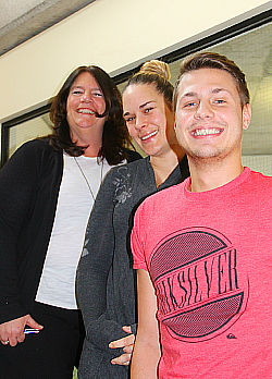 Danièle Frappier, directrice des ventes, Caroline Gagnon, représentante des ventes et et Jean-Pilippe Beaudoin Pelletier, coordonateur aux groupes et ventes de Caribe Sol.