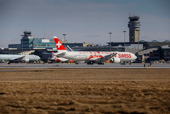 SWISS et ADM célèbrent l’envol du nouveau Boeing 777-300ER au départ de Montréal vers Zurich.