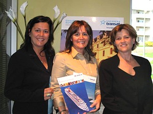 Sandra Brousseau, représentante Transat Tours; Chantal Goulet, la gagnante, et Lynne St Jean de Carnival