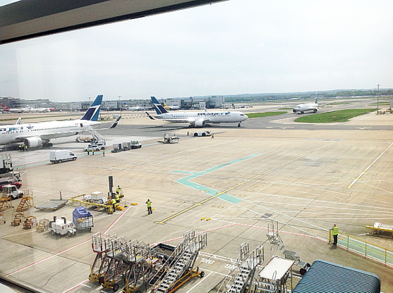 Trois Boeing 767-300ER de Westjet aperçus à l'aéroport Londres-Gatwick lors du lancement des nouveaux services transatlantiques du transporteur le 7 mai 2016