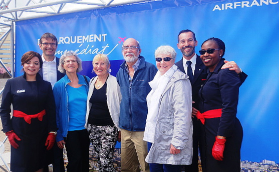 Inji Farid, Agent Escale Air France KLM Montréal-Trudeau; Jean-Noel Rault, Vice-président et Directeur général Air France KLM Canada; Louise, gagnante ; Pauline, soeur de Louise ; Jean-Claude, gagnant, Anne-Marie, son épouse ; Hervé Ricou, Chef de cabine principal du vol 'embarquement immédiat', l'AF 347 du 19 mai ; Suzanne Dione , Agent Escale Air France KLM Montréal-Trudeau