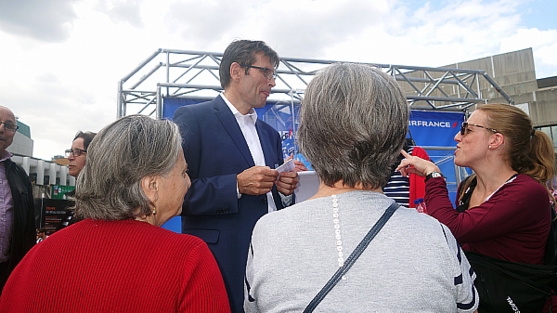 Jean-Noël Rault, Vice-président et Directeur général d’AIR France KLM Canada en conversation avec des participantes