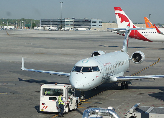 Un CRJ Bombardier de 50 places assure la liaison bi-quotidienne Montréal-Philadelphie