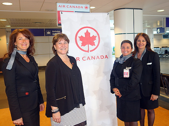 Debbie Legroulx, entourée par 3 concierges d'Air Canada; Nathalie Barbucci, Sandra Derosa et Nathalie Zakarian.