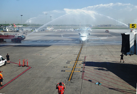 L'arrivée du vol inaugural en provenance d'Hamilton a été salué par un double jet d'eau