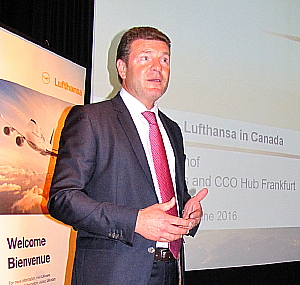 M.  Jens Bischof, vice-président des ventes de Lufthansa et chef commercial de sont hub de Francfort, est venu à Montréal pour souligner le 60e anniversaire de la première liaison des lignes aériennes allemandes au Canada.