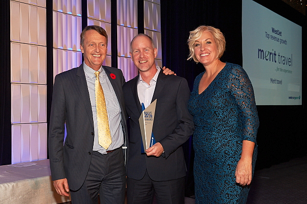 Lyell Farquharson, vice-président de WestJet, en compagnie de Doug Paterson (mérite), lauréat du prix WestJet, meilleure croissance du chiffre d’affaires, et de Jane Clementino, directrice à WestJet. (Groupe CNW/WestJet)