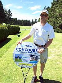 M. Steeven Hovington gagne le concours « La balle la plus près du trou » de Transat