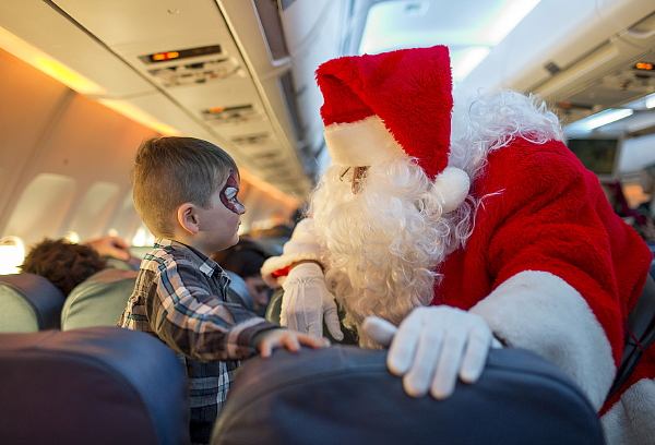 Une centaine d'enfants malades rencontrent le père Noël sur un vol d'Air Transat