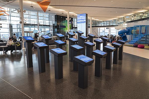 Une installation Air Transat signée Moment Factory à l'aéroport Montréal-Trudeau