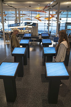 Une installation Air Transat signée Moment Factory à l'aéroport Montréal-Trudeau