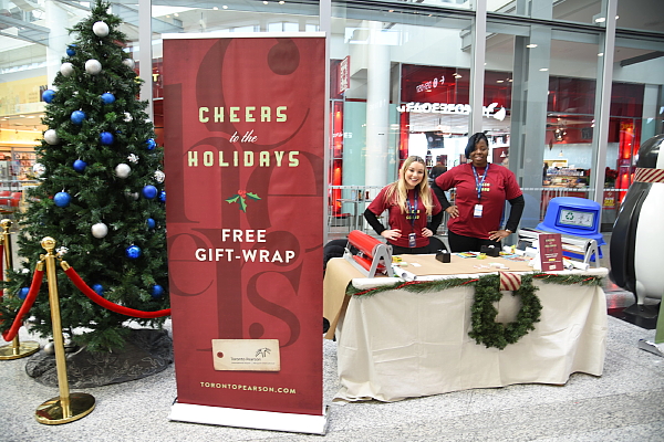 Toronto Pearson offre aux passagers un service d’emballage des cadeaux juste à temps pour les Fêtes. (Groupe CNW/Toronto Pearson)