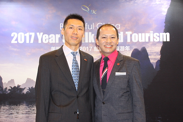 Nathan Xu, directeur de l'Office national de tourisme de Chine, et Rocky Lo,  directeur gestion du chiffre d'affaires et développement commercial Asie pour Air Canada.