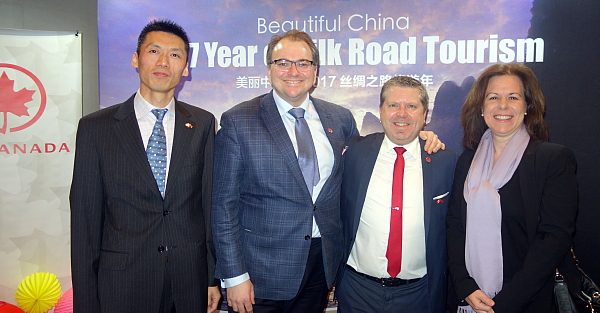 Nathan Xu, directeur de l’Office national du tourisme de Chine à Toronto; David Rheault, directeur affaires gouvernementales et relations avec les collectivités pour Air Canada; François Choquette,  directeur national des ventes spécialisées d'Air Canada et Patrizia Dri, directrice service aux membres, médias et marché agrément pour Tourisme Montréal,   directeur des ventes.