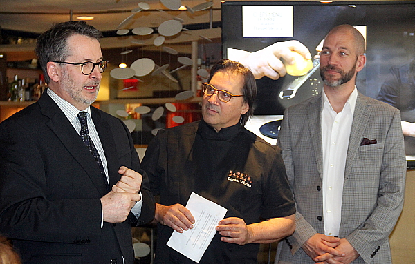 Jean-François Lemay, président directeur-général d'Air Transat, le chef Daniel Vézina et Dave Bourdage, vice-président services en vol d'Air Transat.