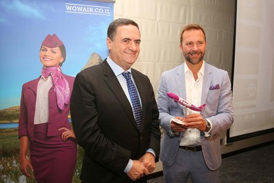 Yisrael Katz, le ministre des Transports israélien avec Skúli Mogensen, PDG de WOW air, à la conférence de presse hier en Israël. (Groupe CNW/WOW air)