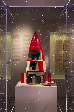 Maquette de la fusée réalisée à la demande d’Hergé en 1950 pour la création des albums Objectif Lune et On a marché sur la Lune. Maquette en bois 100 X 50 cm. Collection Studios Hergé. © Hergé-Moulinsart 2017. Photo : Marie-Josée Turcotte, Icône