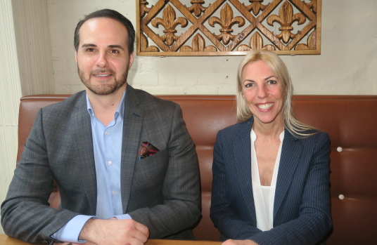 Steven Tuzzolino, directeur des ventes et Lyne Chayer, directrice générale, du Groupe de Voyages Sunwing au Québec.