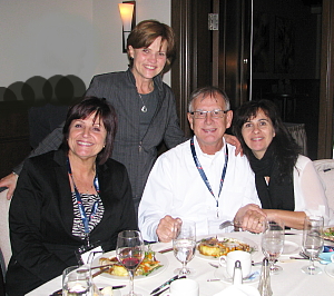 Tina Beaulieu, Jocelyn Hudon et Brigitte Hébert de l'agence Voyages N.T. Air en compagnie de Lynne Saint Jean