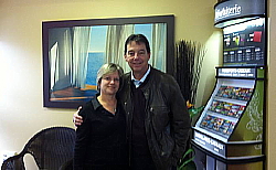 Photo prise à l’intérieure de l’agence avec Louise Laurin et Robert Robillard.