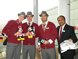 Le personnel amusant et aimant d’Air Canada rouge célèbre aujourd’hui le lancement du service entre Toronto et Orlando avec des cadeaux spéciaux Mickey et Minnie Mouse pour tous les clients à bord de ce vol inaugural. Air Canada rouge offrira plus de vols quotidiens entre les deux villes que tout autre transporteur canadien.