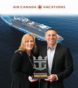 Nino Montagnese, vice-président du Service des ventes de Vacances Air Canada et Lisa Connell, directrice des ventes pour le Canada de Royal Caribbean International