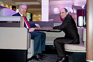 Le maire de Berlin et le PDG de Qatar Airways ont officiellement présenté les nouveaux sièges de luxe destinés à la première classe de l'A380 lors de la journée inaugurale du plus grand salon du voyage au monde organisé dans la capitale allemande