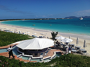 Au premier plan, la plage du resort CuisinArt d'Anguilla est belle à couper le souffle. Ce 5-étoiles est proposé dans la gamme des Duos Saint-Martin/Anguilla de Vacances Transat