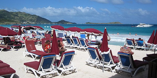 La plage de la Baie Orientale déverse dans nos regards voyeurs la beauté caraïbe alliée à un certain glamour de la Côte d'Azur.