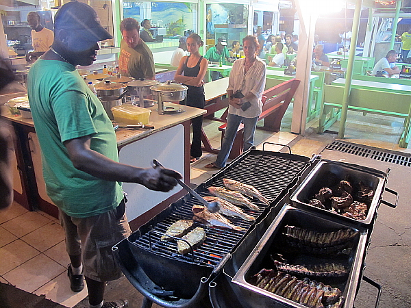 Les poissons du lolo Ti Coin Créole font un passage obligé en enfer avant de se retrouver dans les assiettes des clients.