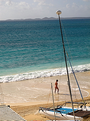 On voit Saint-Martin au loin depuis la plage de l'hôtel CuisinArt.