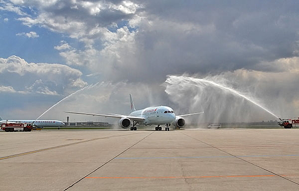 Le premier appareil 787 Dreamliner reçoit un salut au canon à eau à l'aéroport international Lester B. Pearson de Toronto, le dimanche 18 mai 2014. (Groupe CNW/Air Canada).