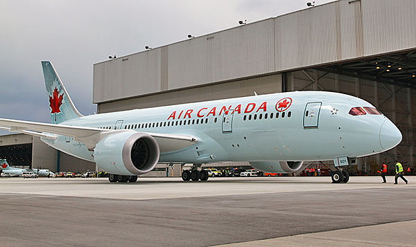 Le vol AC7008, le premier vol d'Air Canada assuré au moyen d'un appareil 787 Dreamliner, garé au hangar à l'aéroport international Lester B. Pearson de Toronto. (Groupe CNW/Air Canada ).