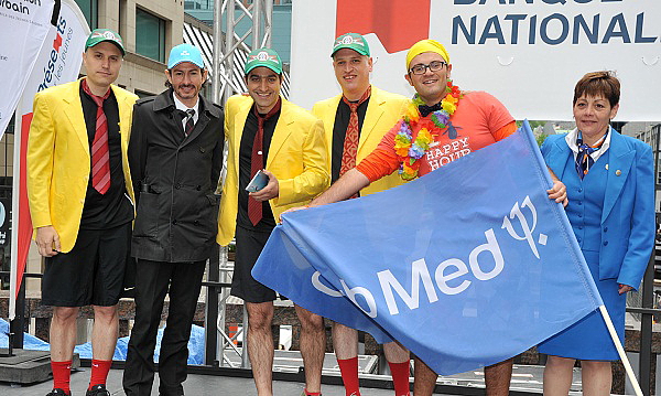 Fabien Pelous, Vice-président et directeur général du groupe AIR FRANCE KLM et Angela Mancuso, agent d’escale, remettent le grand prix de la course.