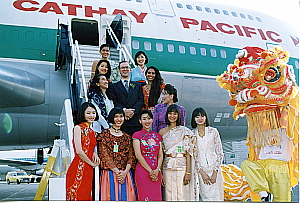 Arrivée du premier vol de Cathay Pacific à l'aéroport international Toronto Pearson le 9 juin 1994. Membres du personnel de cabine de Cathay Pacific vêtues de costumes traditionnels représentant les pays asiatiques desservis par la compagnie aérienne. (Groupe CNW/Cathay Pacific Airways)