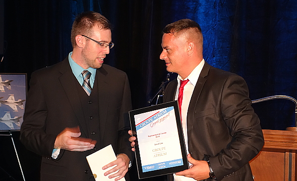 Représentant de l'année, David Côté de Vacances Air Canada reçoit son trophée des mains de Guillaume Racine, directeur Technologie du Groupe Atrium