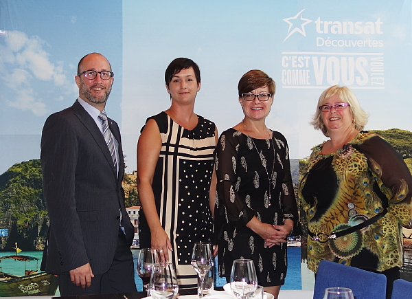 Louis Michaud représentant des ventes, Julie Sareault coordonnatrice aux ventes, Suzie Deveault , directrice générale et Manon Doucet directrice des ventes de Transat Découvertes.