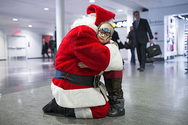 Air Transat et la Fondation Rêves d’enfants célèbrent dix ans de partenariat et permettent à une centaine d’enfants malades de s’envoler à la recherche du père Noël