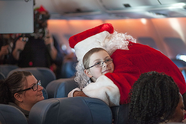 Air Transat et la Fondation Rêves d’enfants célèbrent dix ans de partenariat et permettent à une centaine d’enfants malades de s’envoler à la recherche du père Noël