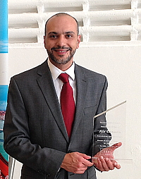 Lors de cette cérémonie,  Amr Younes, vice président national des ventes de Vacances Air Canada,  a reçu un trophée commémorant ce premier vol au départ de Montréal.