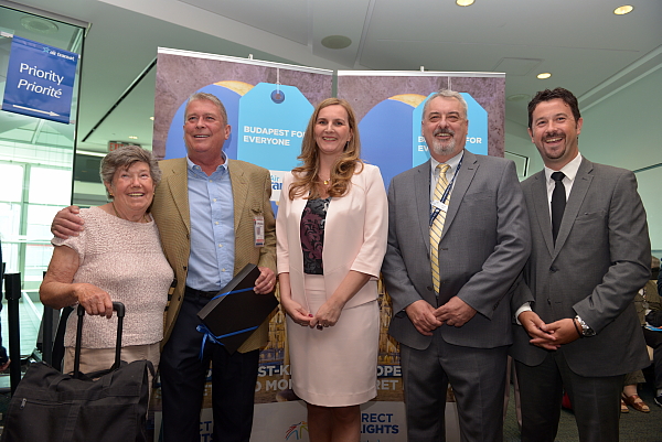 Des Ryan, Air Transat; Stefania Szabo, Consul général de la Hongrie à Toronto; Ian Woods, GTAA; Julien F. Carron, GTAA