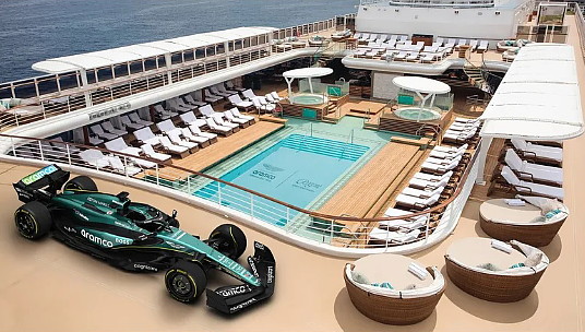 Il y aura une réplique de voiture de course sur le Seven Seas Splendor lors d’une croisière sur le thème de la Formule 1. Crédit photo : Regent Seven Seas Cruises
