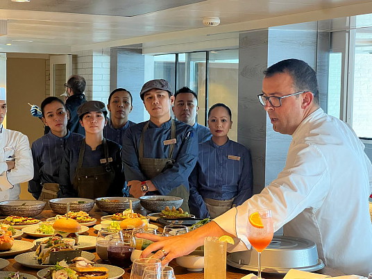 Le chef Alexis Quaretti et son équipe au Aquamar Kitchen