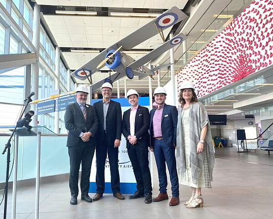 Neil Pakey, président et chef de la direction de Nieuport Aviation, RJ Steenstra, président et chef de la direction de PortsToronto, Sean Smithson, vice-président régional de Toronto, Pomerleau, Steven Tanguy, directeur général, Alstef Canada, Sandra Pupatello, présidente du conseil d'administration de PortsToronto, posent pour une photo après l'annonce. (Groupe CNW/Aéroport Billy Bishop de Toronto)