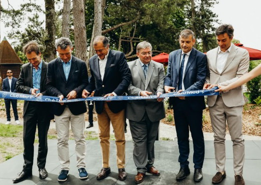 De gauche à droite : Thierry CORNILLE, Directeur Général Crédit Agricole Alsace Vosges, Franck LEROY, Président de la  Région Grand-Est, Henri GISCARD D’ESTAING, Président du Club Med, François VANNSON, Président du Conseil  Départemental des Vosges, Franck PERRY, Maire de Vittel, Stéphane BORIO, Directeur Asset Management chez Atream