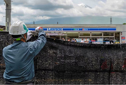 Japon : la bâche anti-touristes du Mont Fuji retirée pour l'instant